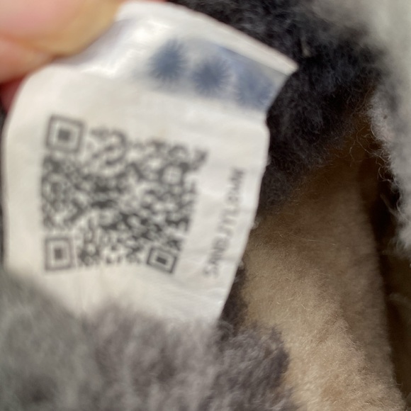 Girls UGGS - Picture 5 of 12